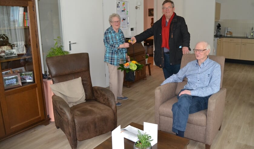 Wethouder Joop Wikkerink overhandigt mevrouw Klijn Hesselink een boeket bloemen. Foto: Karin Stronks