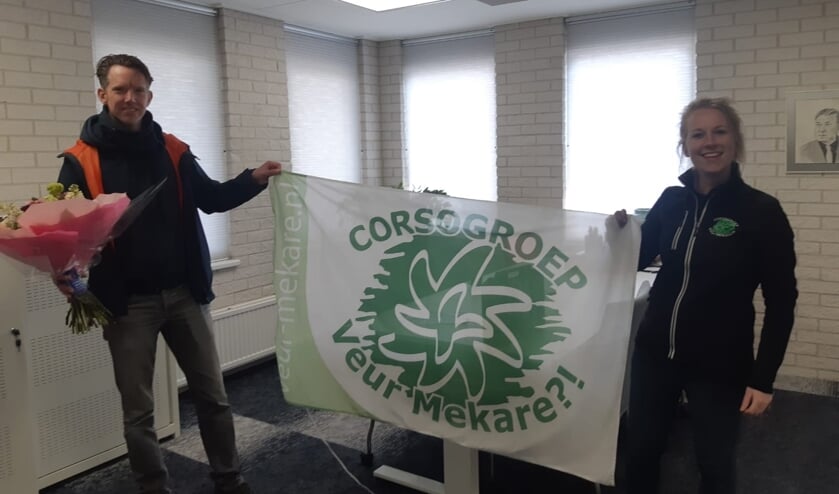 <p>Rob Knufing en Veur Mekare?!-voorzitter Nicol bij de ondertekening van het contract voor de bouwlocatie. Foto: eigen foto</p>