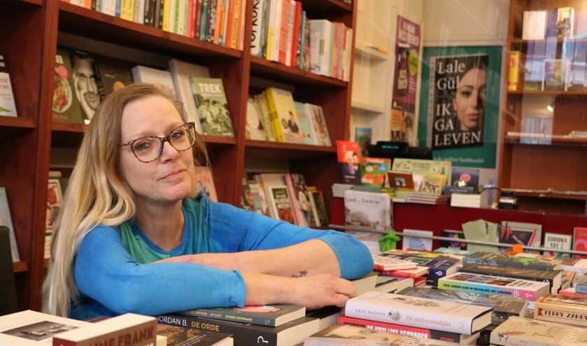 <p>Erna Wondergem, de Lochemse boekenwurm, in haar element bij Boekhandel Lovink. Foto: Arjen Dieperink</p>
