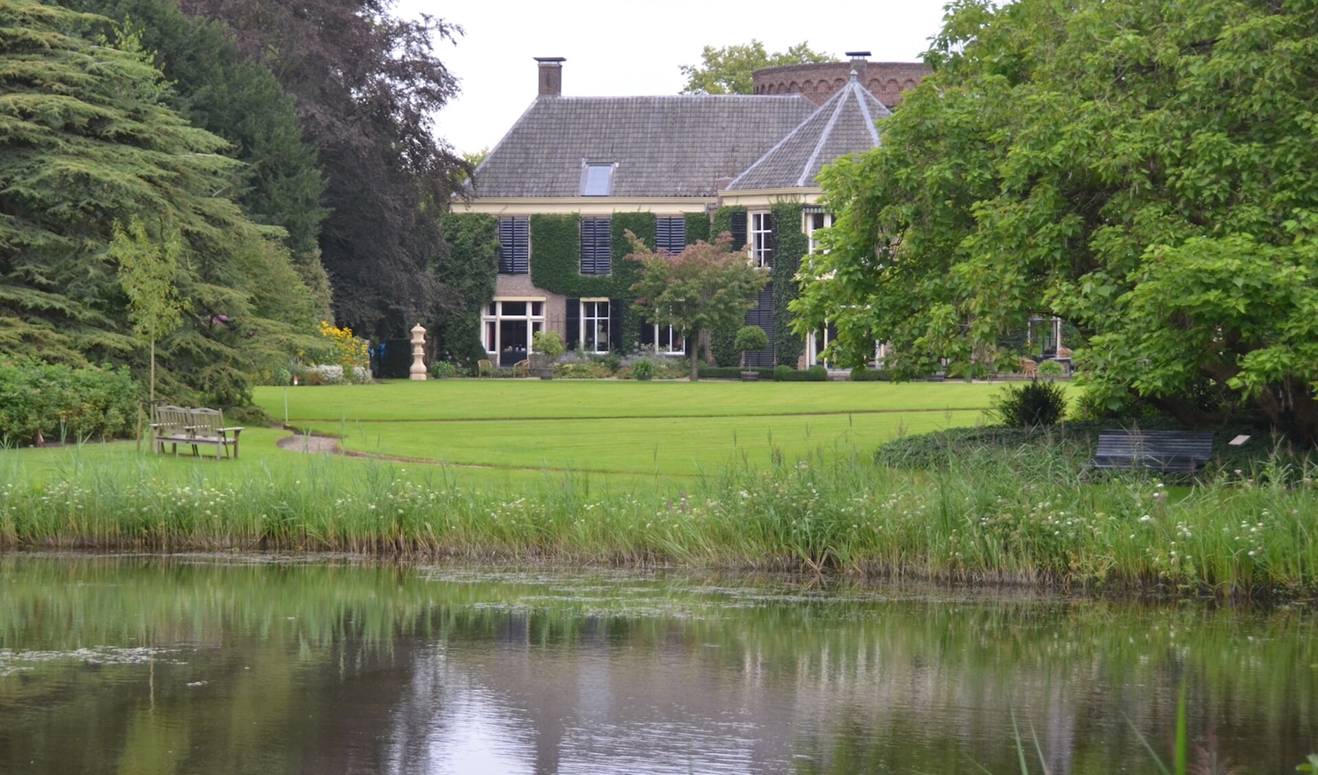 Genieten van een wandeling langs de waterpartijen en bloemenpracht van Kasteel De Wildenborch. Foto: PR