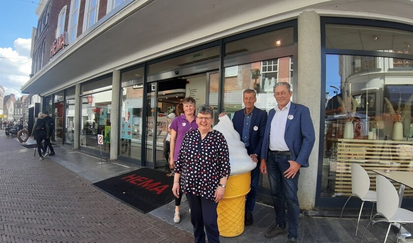 <p>Marieke Maandag, Henriet Mennink, Albert van Ewijk en Hainry Dijk hebben het na veertig jaar nog steeds naar hun zin bij de Hema in Zutphen. Foto: Rudi Hofman</p>