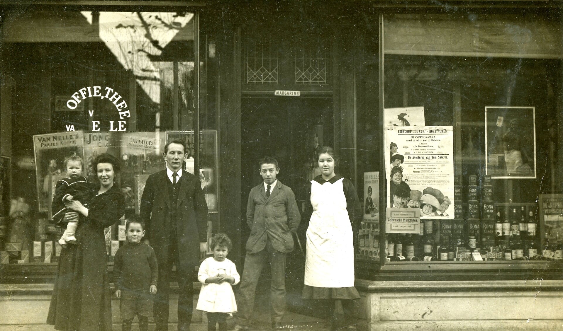 Hendrika Oldenhave en Albert Vos met hun kinderen en de winkelhulpen. Archieffoto uit ca. 1919