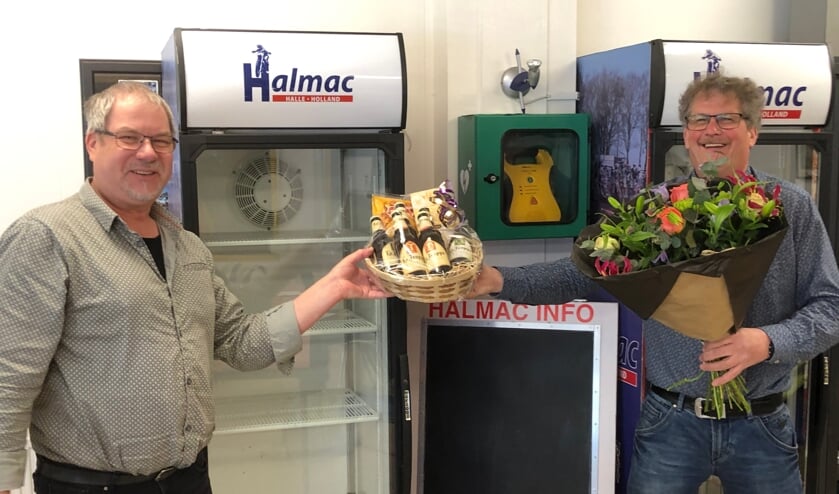 <p>Overhandiging van cadeaus aan jubilaris, Henk Leerink. Foto: PR</p>