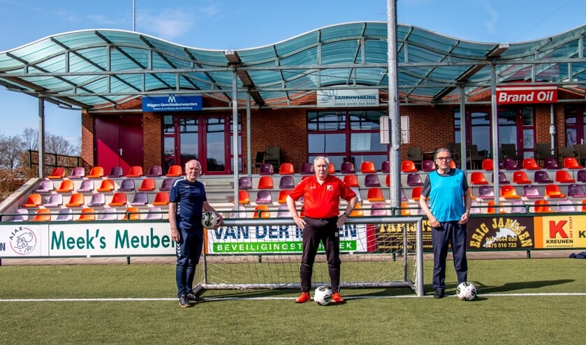 <p>Ambassadeur Adjan Pepers (l.) Evert Koster van FC Zutphen (m.) en Gerard Geerken van Warnsveldse Boys promoten OldStars Walking Football. Foto: Liesbeth Spaansen</p>