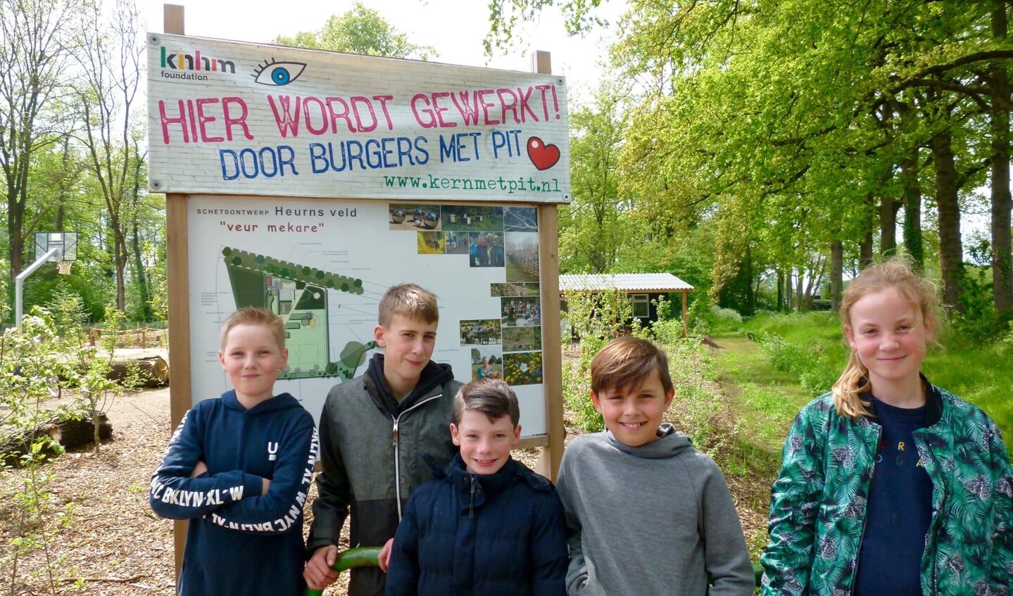 Kinderbestuurders Heurns Veld hebben vertrouwen in een goede afloop. Van links af Gideon Jansen, Jelle Wissink, Tim Veerbeek, Puck Nederlof en Alieke Ormel. Foto: PR