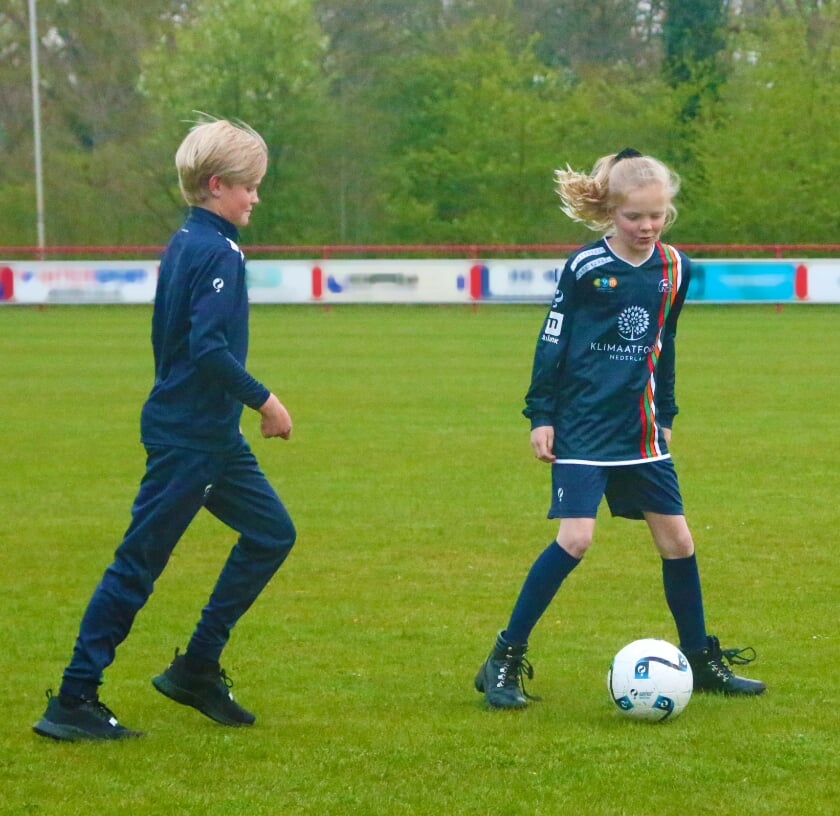 Spelers van UNO'21 in het nieuw. Foto: Jaime Lebbink