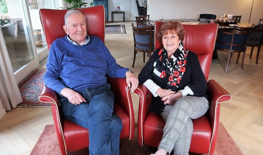 Jan en Mia Reukers-Huijskes in hun appartement in wooncomplex Raveleijn. Foto: Theo Huijskes