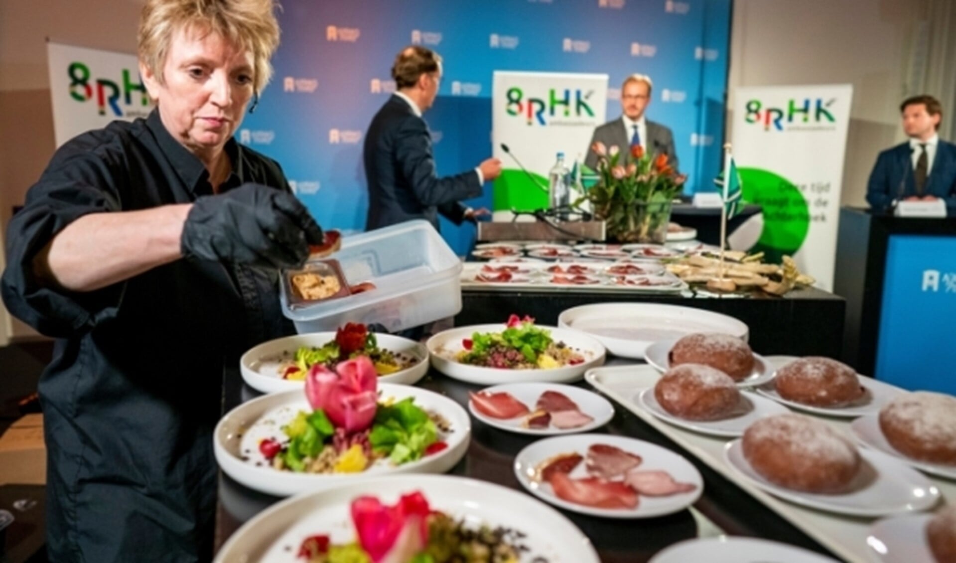 Chef-kok Nel Schellekens in actie.