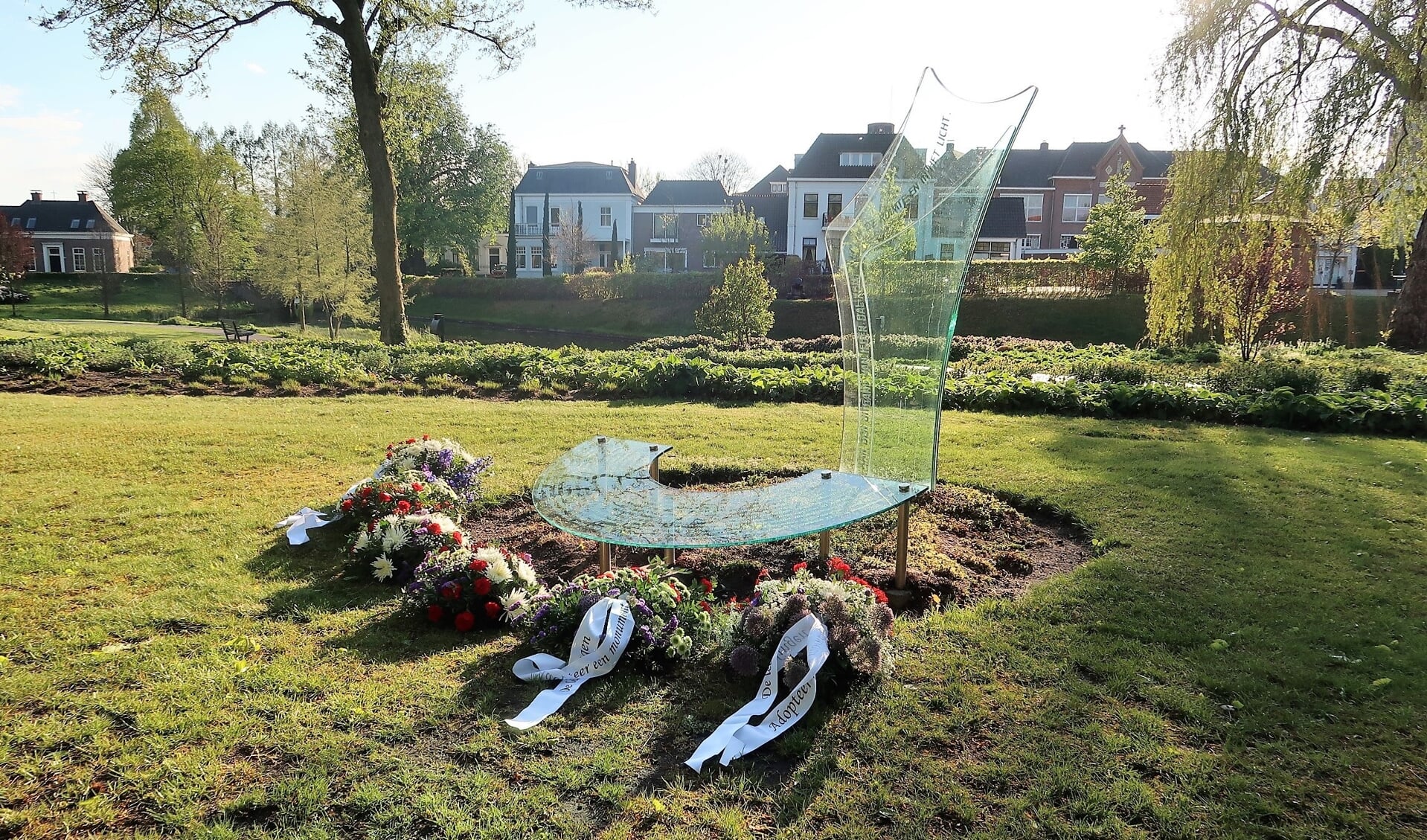 Bloemstukken bij het glazen monument in het plantsoen hoek Winterswijkseweg-Lichtenvoordseweg. Foto: Theo Huijskes