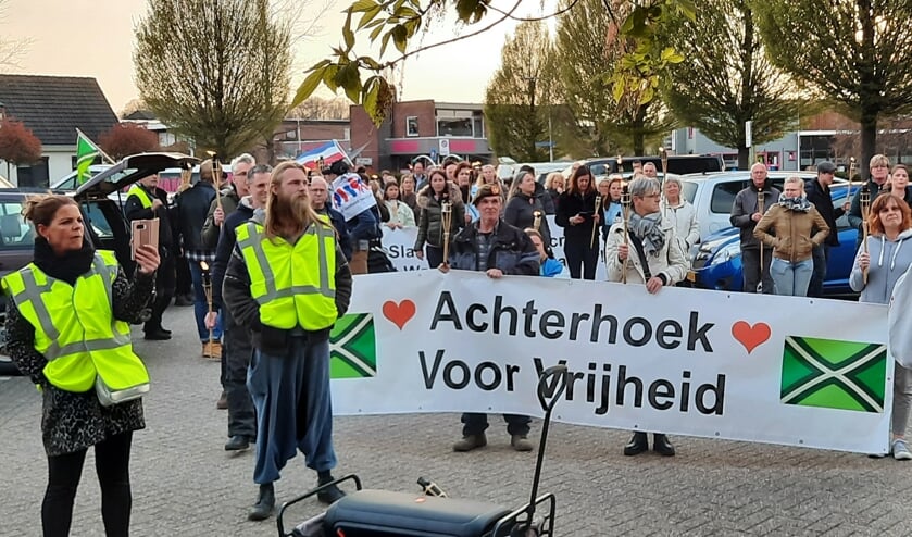 <p>De deelnemers aan de fakkeltocht worden vooraf geïnstrueerd om de tocht vooral rustig en vreedzaam te laten verlopen. Foto: Kyra Broshuis</p>
