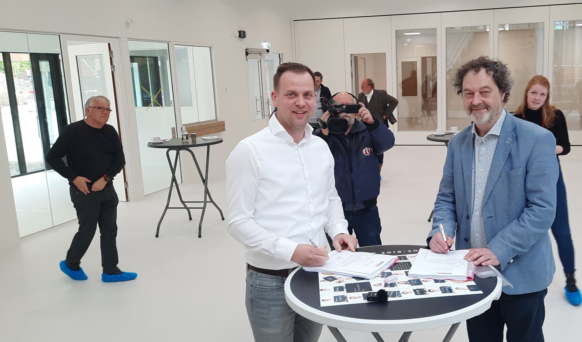 Bart Wopereis van Binx Smartility (links) en Hans Reede van het IEKC ondertekenen de officiële overdrachtspapieren. Foto: Kyra Broshuis