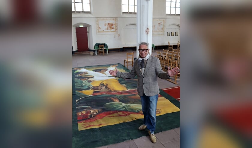 Jan Verburg bij een van de doeken die in de Gudulakerk komt te hangen. Foto: Gerwin Nijkamp