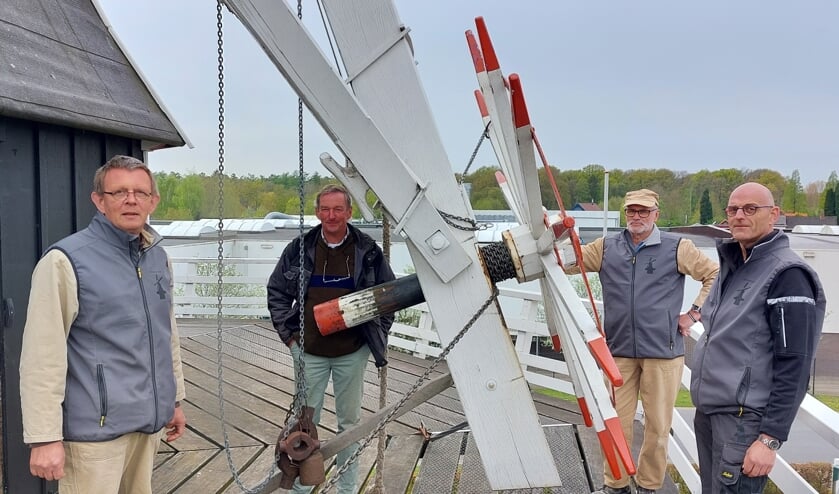 Van links naar rechts: Henk van der Graaf, Arjan van Unnik, Roel van Suilichem en René te Selle op de balustrade van de Venemansmolen. Foto: Han van de Laar