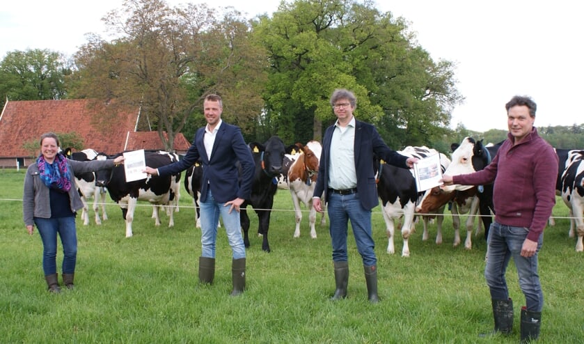 De landbouwvisie wordt overhandigd aan de wethouders. Foto: PR