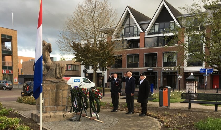 <p>De veteranen Peter Lenters, Ruud Mimpen en Jan Wolters brengen de gevallenen de eregroet. Foto: Tineke Venderbosch </p>