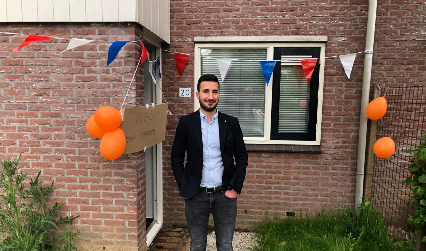 Shervan krijgt van de buurt de felicitaties en een welkom als nieuwe Nederlander. Foto: PR