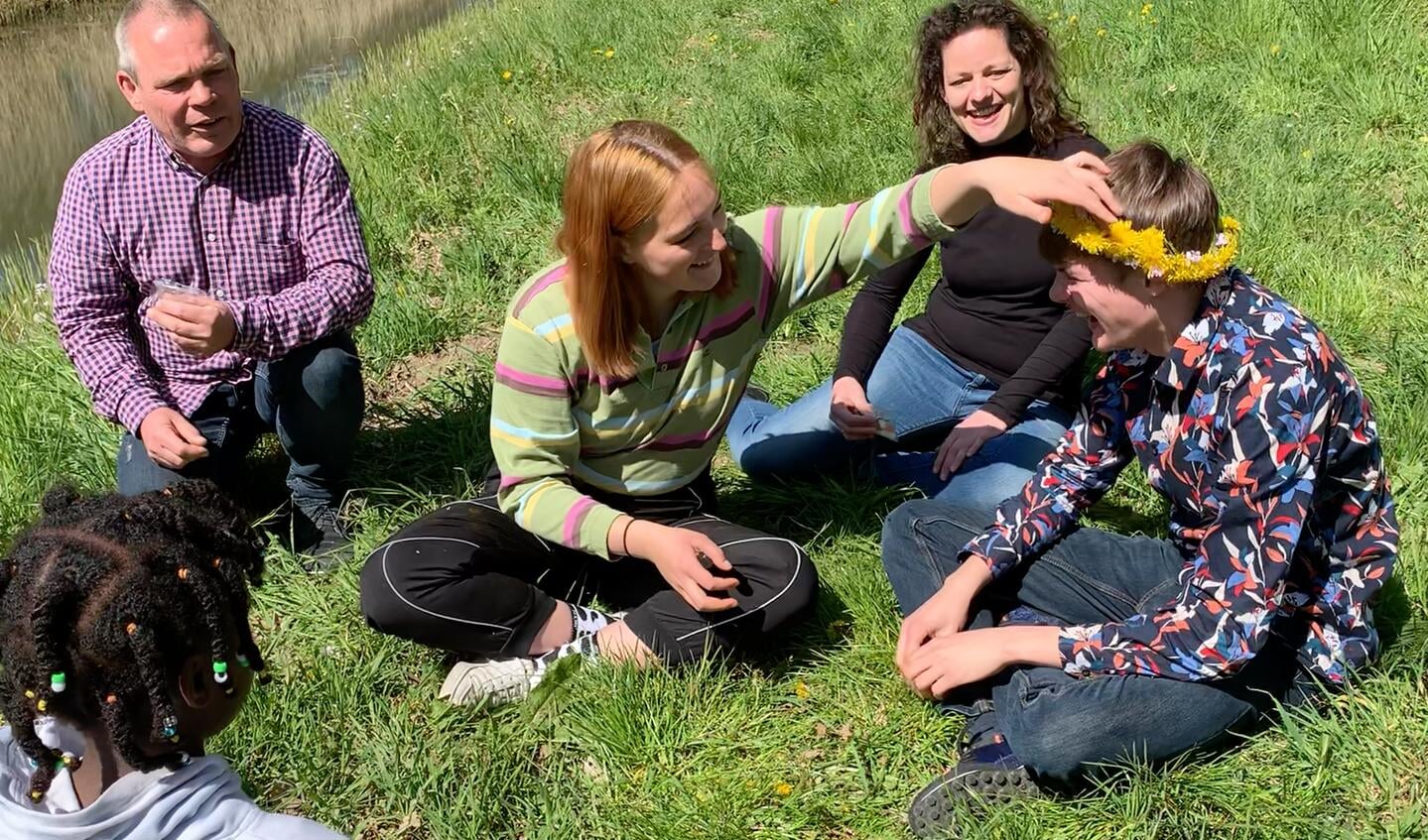 Eibergse jongeren tijdens de opname voor de videoclip op de oever van de Koningsbeek. Foto: PR