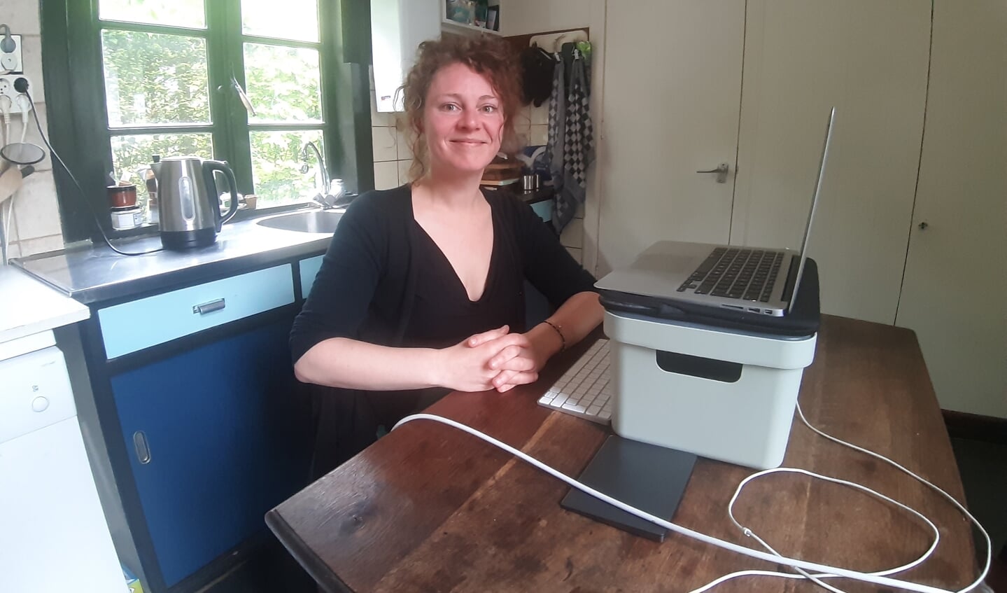 De Vordense onderzoeksjournalist Eelke van Ark schrijft veel van haar onthullende verhalen voor Follow the Money gewoon aan de keukentafel. Foto: Rudi Hofman