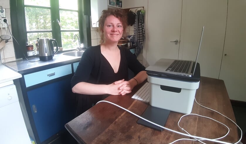 <p>De Vordense onderzoeksjournalist Eelke van Ark schrijft veel van haar onthullende verhalen voor Follow the Money gewoon aan de keukentafel. Foto: Rudi Hofman</p>
