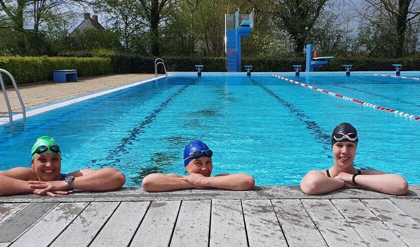 Zwemsters Wilma Gerritsen (links) en Lisa ten Hoopen (r) voor de start van de Meet the Marines challenge. Karin Kelly uit Borculo zwom de eerste meters mee. Foto: Rob Weeber