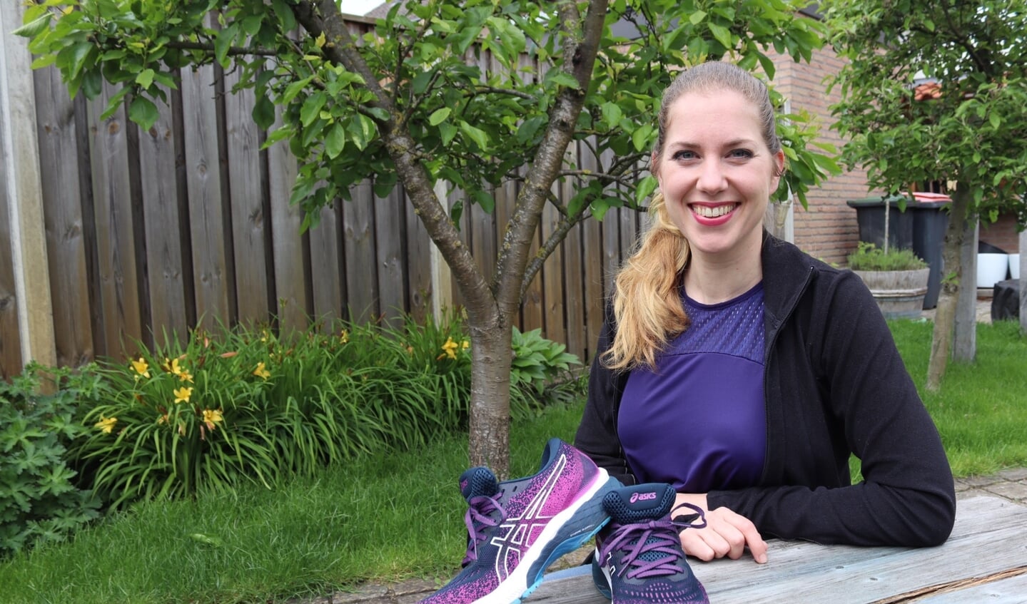 Willeke Hammink is volop in training voor de halve marathon. Ze probeert daarmee zo veel mogelijk geld op te halen voor haar vriend Daniël, die een dwarslaesie opliep bij een motorongeluk. Foto: Gerwin Nijkamp