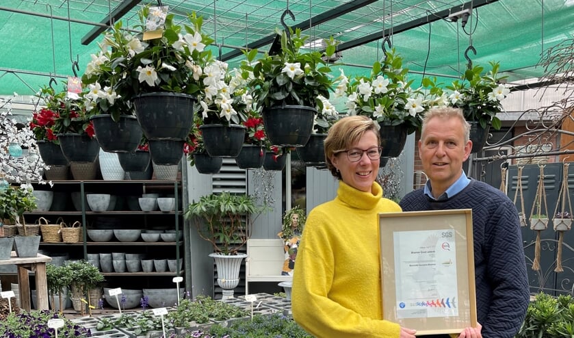 <p>Anita en Marco Groot Jebbink zijn met hun team maar wat trots op het behaalde gouden certificaat Barometer Duurzame Bloemist. Foto: PR</p>