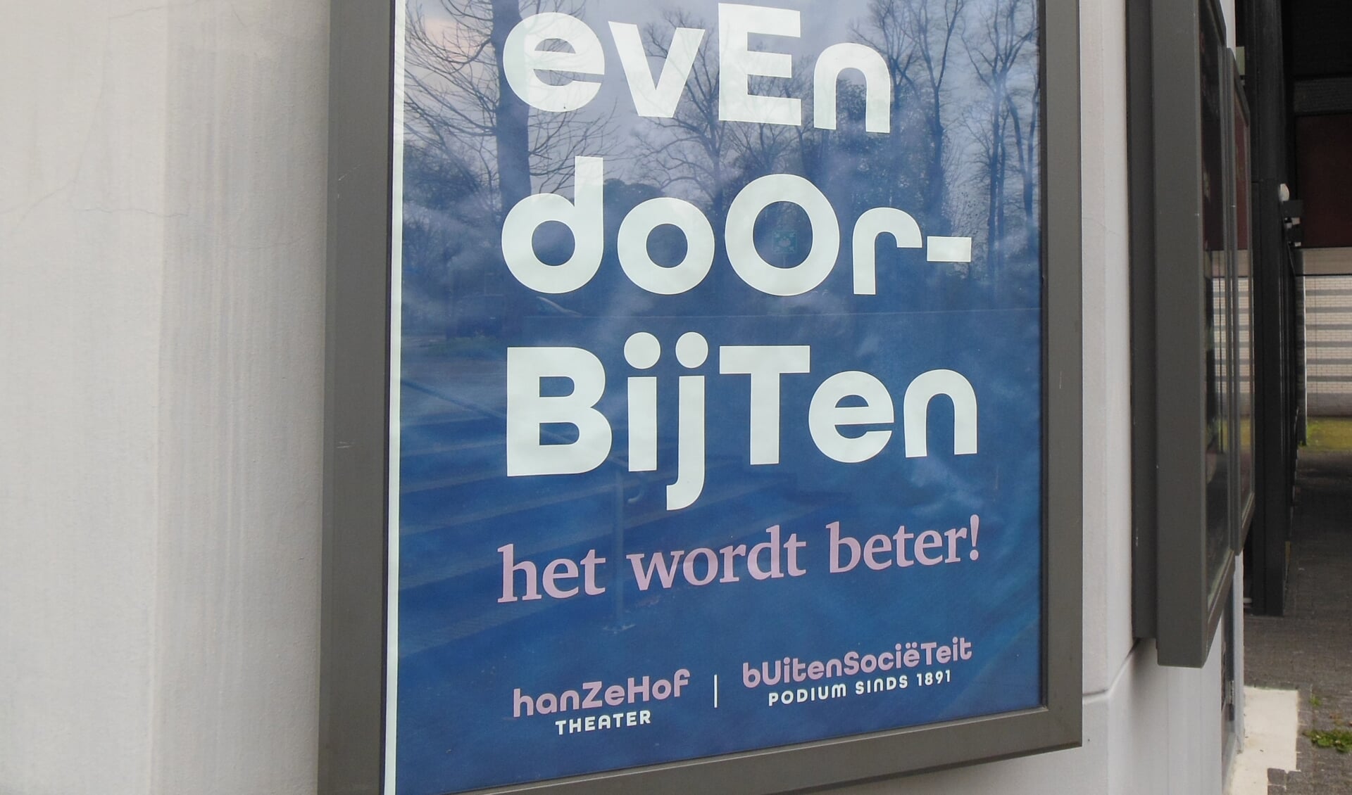 Met een poster vragen Hanzehof en Buitensoos het publiek nog heel even geduld te hebben. Foto: Eric Klop