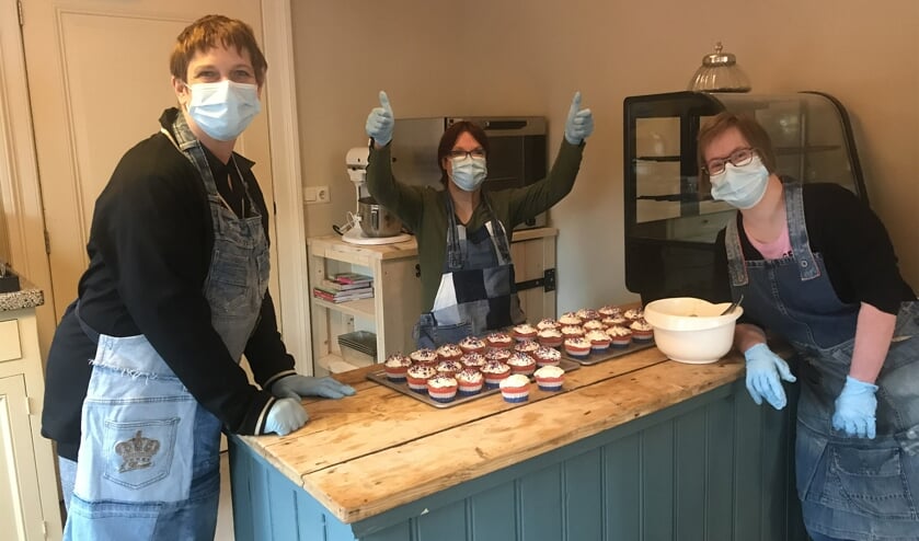 Webdy, Ilonka en Fleur in de weer met de cupcakes. Foto: PR