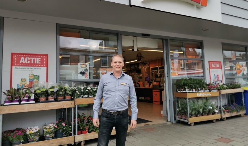 <p>Edwin Versluis voor de door hem overgenomen Coop aan de Weg naar Laren in Zutphen. Foto: Cheleste Versluis</p>