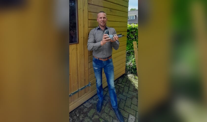 <p>Eerste overwinning Mark Borkus uit Hengelo met zijn winnende duif de 399. Foto: Ingrid Waarlo</p>