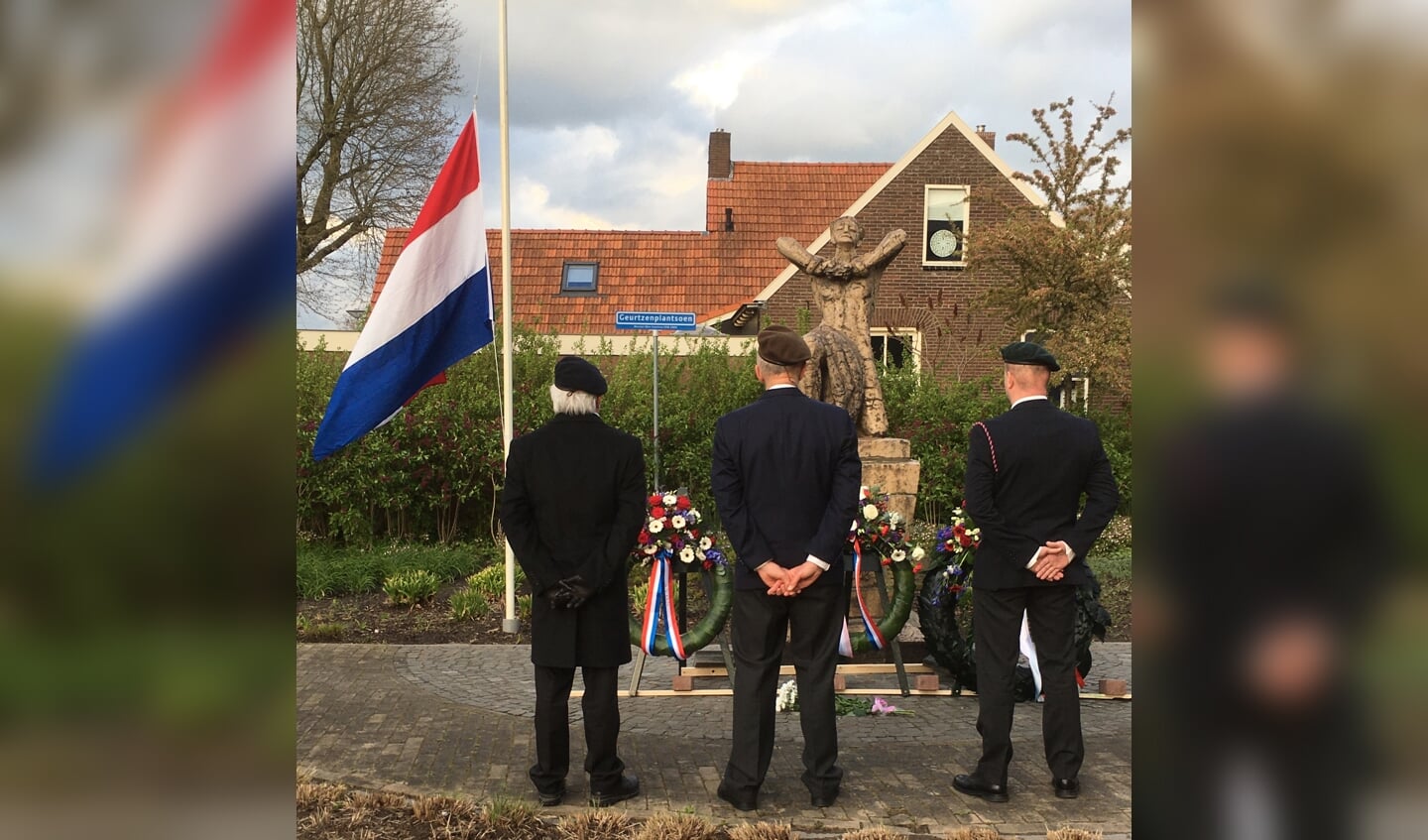 De veteranen Jan Wolters, Ruud Mimpen en Peter Lenters herdenken de gevallenen. Foto: Tineke Venderbosch