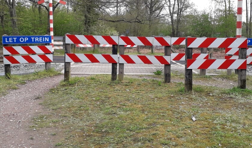 <p>Er zijn talloze bewaren tegen de afsluiting van de spoorwegovergang aan de Loorsteeg in Ruurlo. Foto: PR. </p>