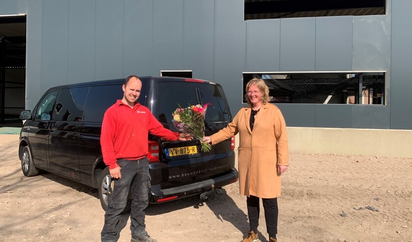 <p>Wethouder Inge klein Gunnewiek ging langs bij aannemer Thijs Tenbergen om het hoogste punt te vieren. Foto: PR Gemeente Winterswijk</p>