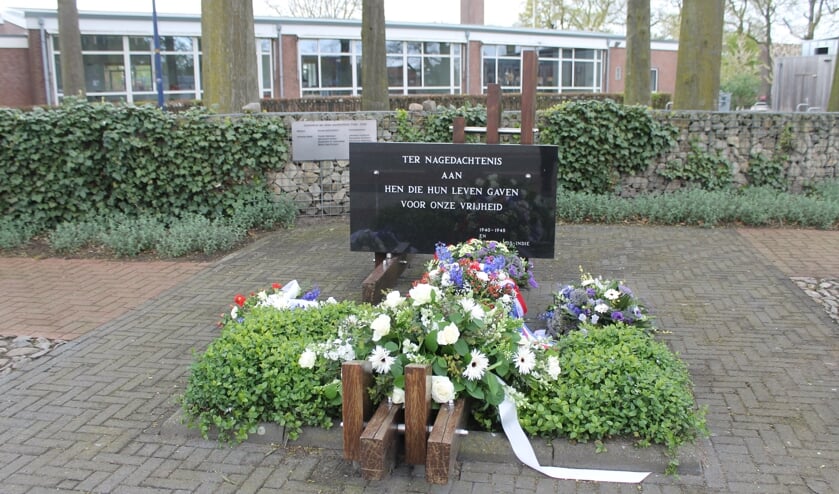 <p>Bloemen bij het monument. Foto: PR</p>