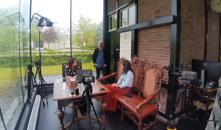 <p>De voorlopig laatste aflevering van Allemaal1.tv wordt opgenomen in het voormalige tramstation in Gorssel. Foto: Rudi Hofman</p>