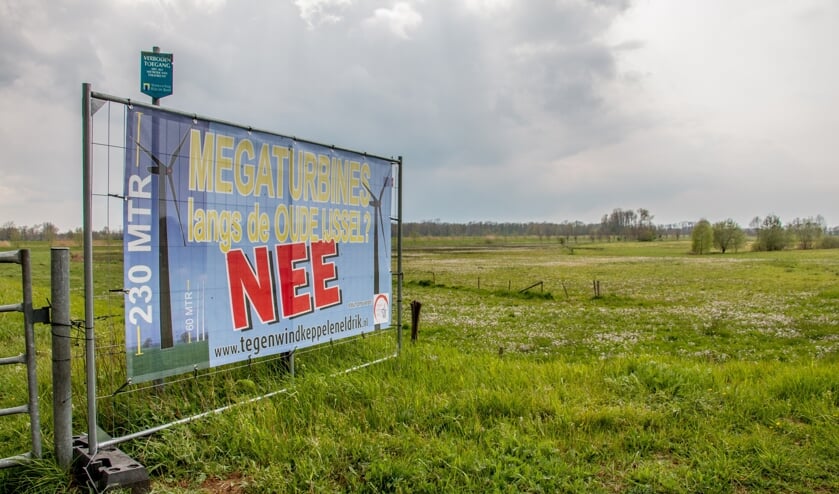 <p>De weerstand tegen windmolens groeit; uit de enquête van Het PON kwam naar voren dat het gros van de Bronckhorsters die grote windturbines niet wil in hun gemeente. Foto: Liesbeth Spaansen</p>