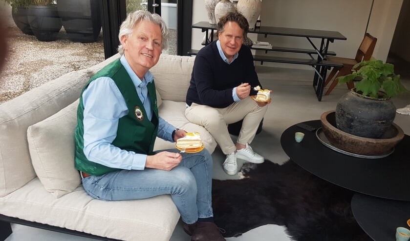 Geert-Jan Stokkers (links) en Eugène Huis in het Veld testen het jubileumgebakje. Foto: Mark Ebbers