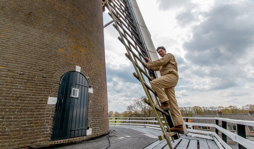 <p>Stephan Fransen heeft geen hoogtevrees, handig voor de molenaar en piloot. Foto: Liesbeth Spaansen</p>