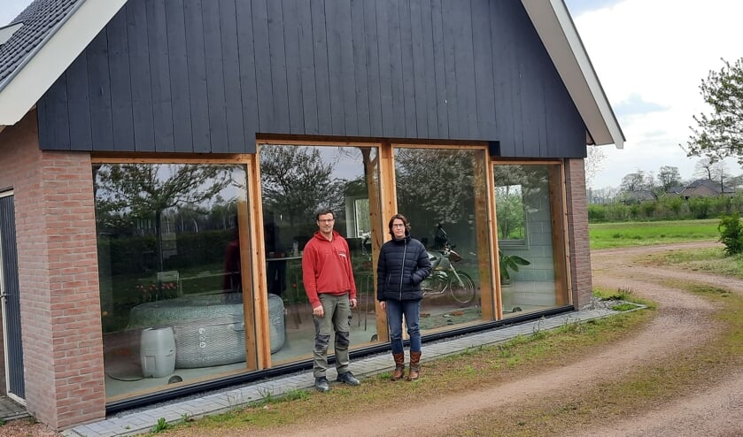<p>Arjan en Mirjam Boomkamp voor het nieuwe bijgebouw op hun erf. Foto: Kyra Broshuis</p>
