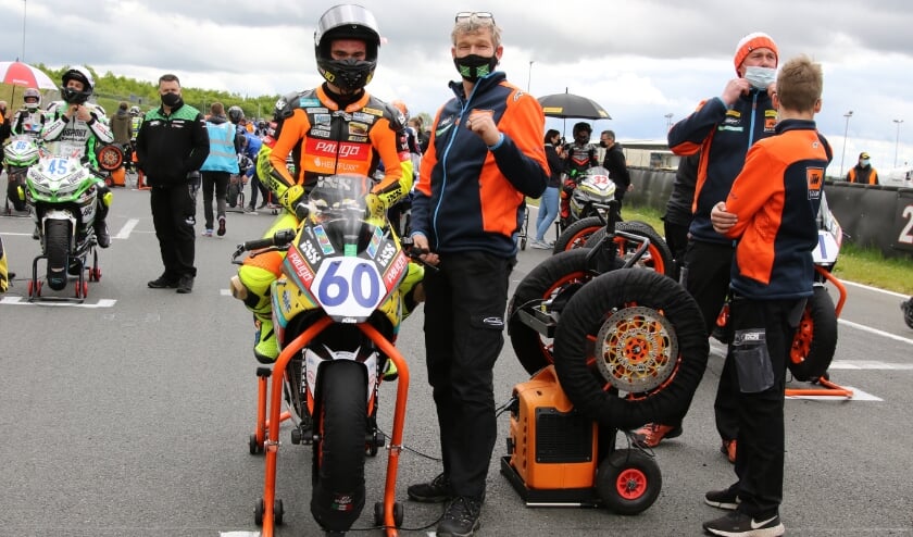 <p>Hans Smees naast talent Dirk Geiger in Oschersleben. Foto: Henk Teerink</p>