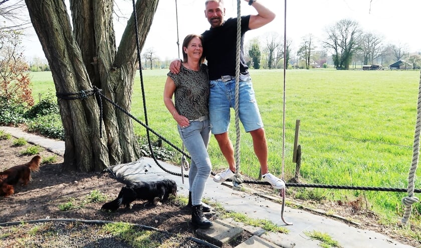 <p>Jan en Marion Kamperman in de achtertuin van hun woning. Foto: Theo Huijskes</p>