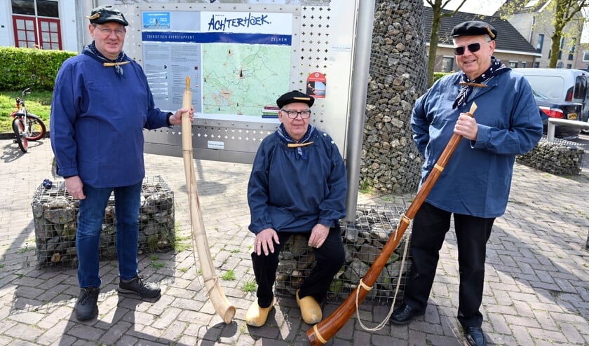 <p>Guus van der Kolk, penningmeester; Henk Wentink, secretaris en Ron Eerdhuijsen, voorzitter. Foto: Arno Wolsink </p>