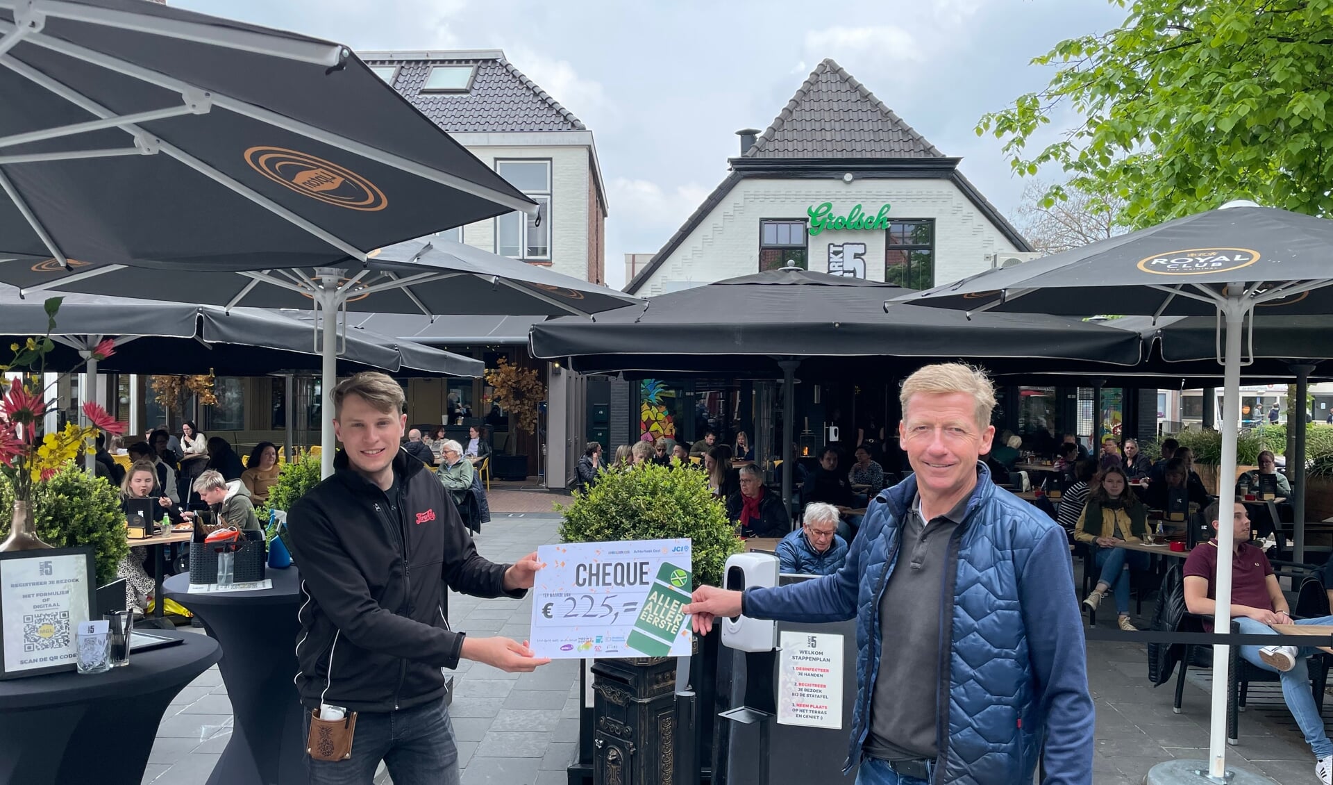 Wout Gerritsen van Markt 5 (l) neemt de cheque in ontvangst van Erik Schuurmans van Rotary Achterhoek Oost. Foto: PR