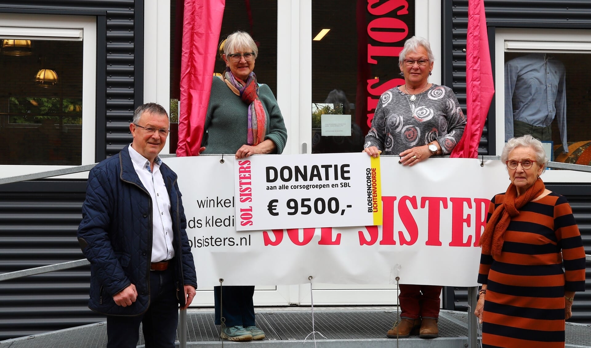 Stichting Bloemencorso Lichtenvoorde is erg blij met de gulle donatie van de SOL Sisters. Foto: PR