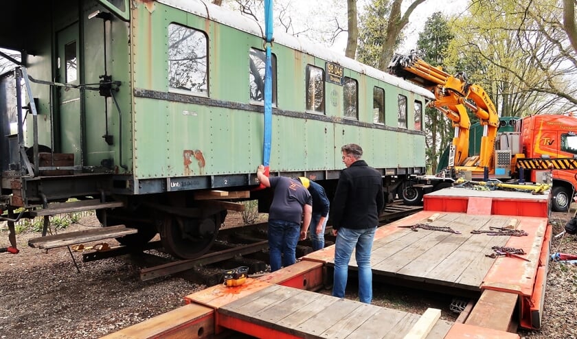 Onder het toeziend oog van Ronald Wopereis wordt de wagon op zijn plaats gezet. Foto: Theo Huijskes