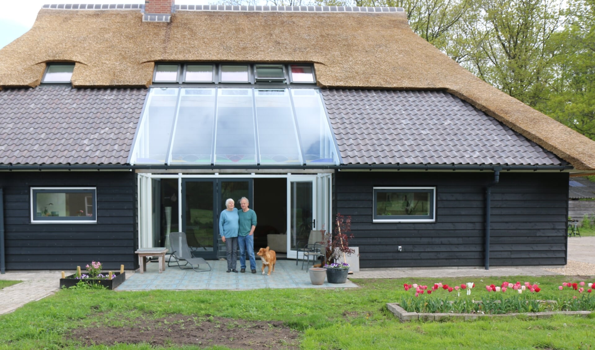 Klaas en Chris van Urk bij hun herbouwde woonboerderij ‘t Ongrift nabij Kasteel Huize 't Medler. Foto: PR 