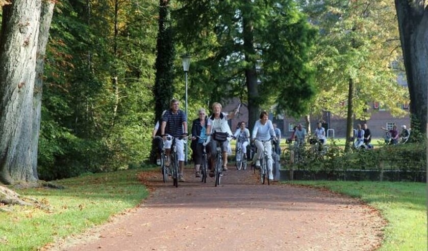 <p>Fietstocht door het park. Foto: PR Groei & Bloei Oost Gelre</p>