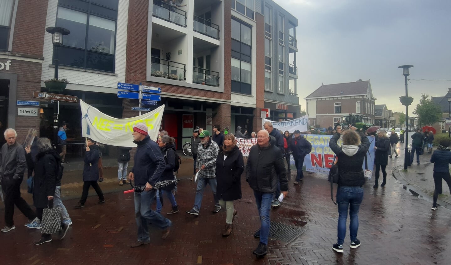 Enkele honderden mensen namen deel aan de stille tocht naar het gemeentehuis; een protestmars tegen windturbines in Bronckhorst. Foto's: Rudi Hofman