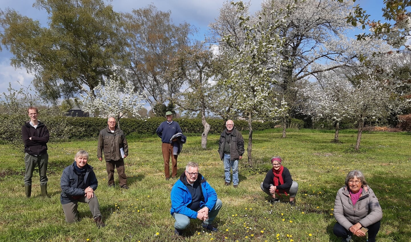 Acht van de negen vrijwilligers die de boomgaard bij Kasteel Ulenpas gaan onderhouden met tweede staand van links Kees de Lind van Wijngaarden en gehurkt daarvoor zijn vrouw Bertie, naast haar gehurkt Willem Nooteboom en staand uiterst rechts Toon Kort. Foto: Ceciel Bremer