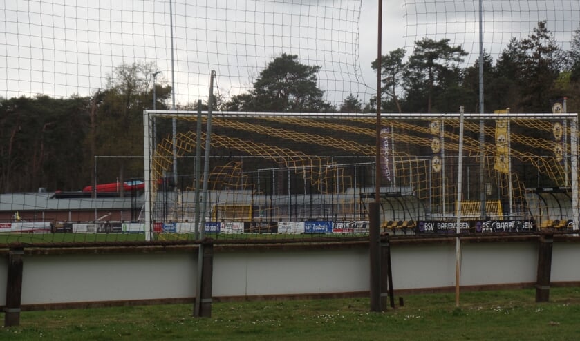 <p>Ze waren ruim vijftig jaar lang de kenmerkende afscheiding rond de drie speelvelden van sportpark ‘t Grote Veld: de ruim twee honderd robuuste betonnen palen Foto: Jan Hendriksen</p>